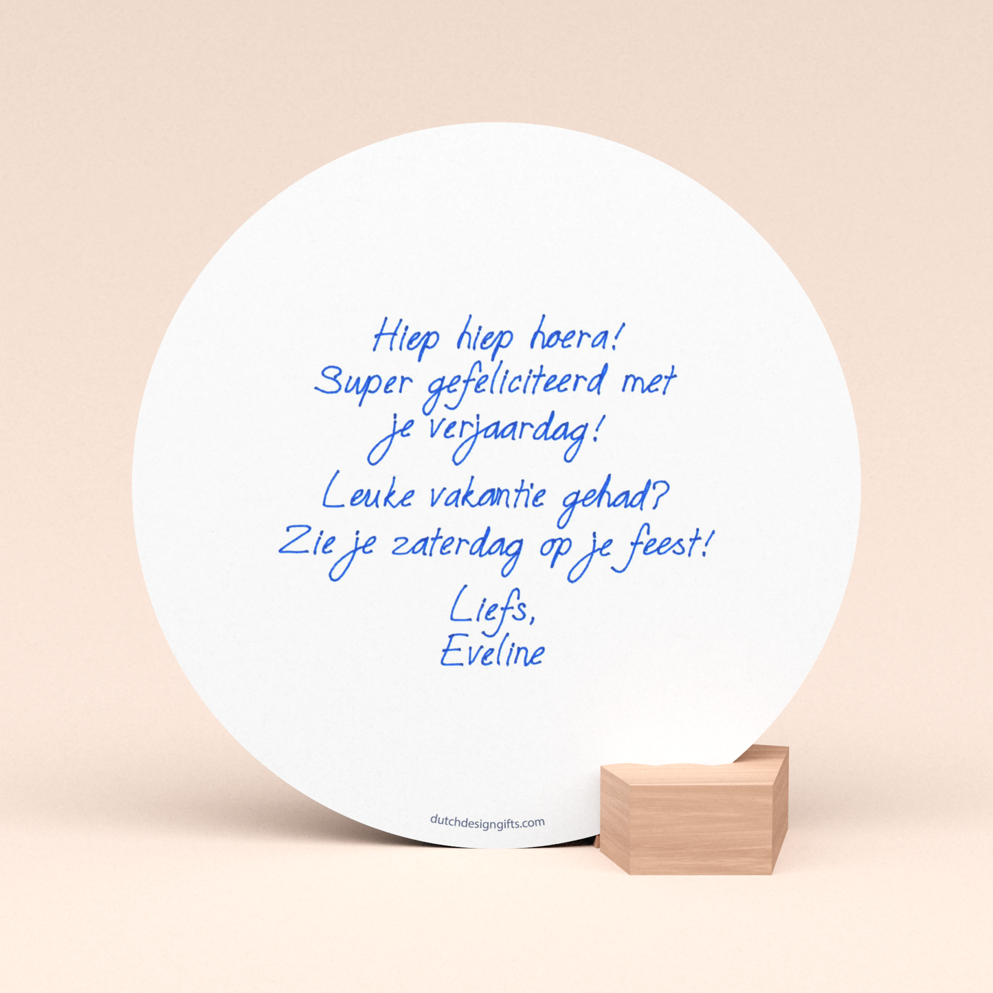 ronde kaart in houten kaarthouder met door schrijf-robot geschreven verjaardagsfelicitatie
 
