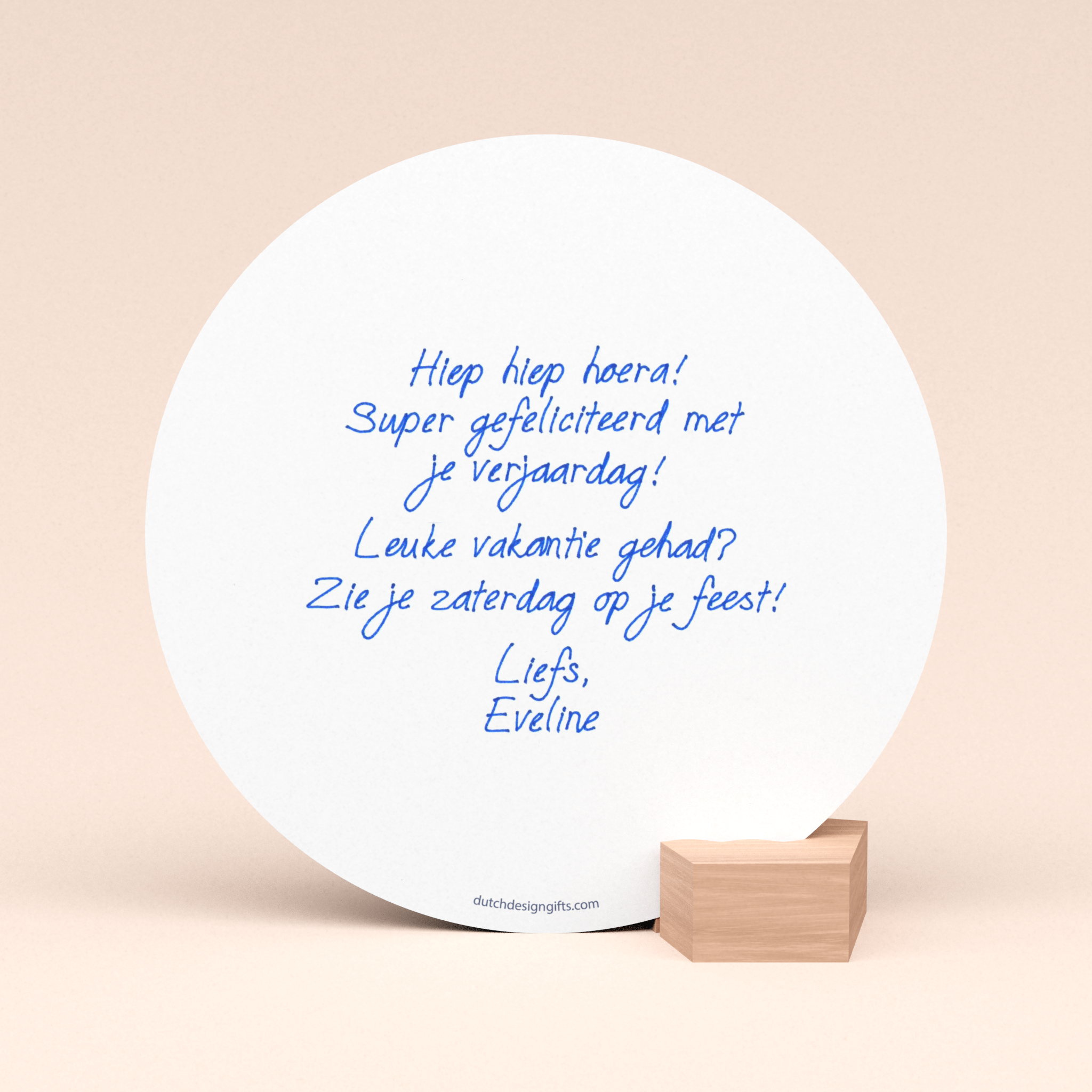 ronde kaart in houten kaarthouder met door schrijf-robot geschreven verjaardagsfelicitatie
 