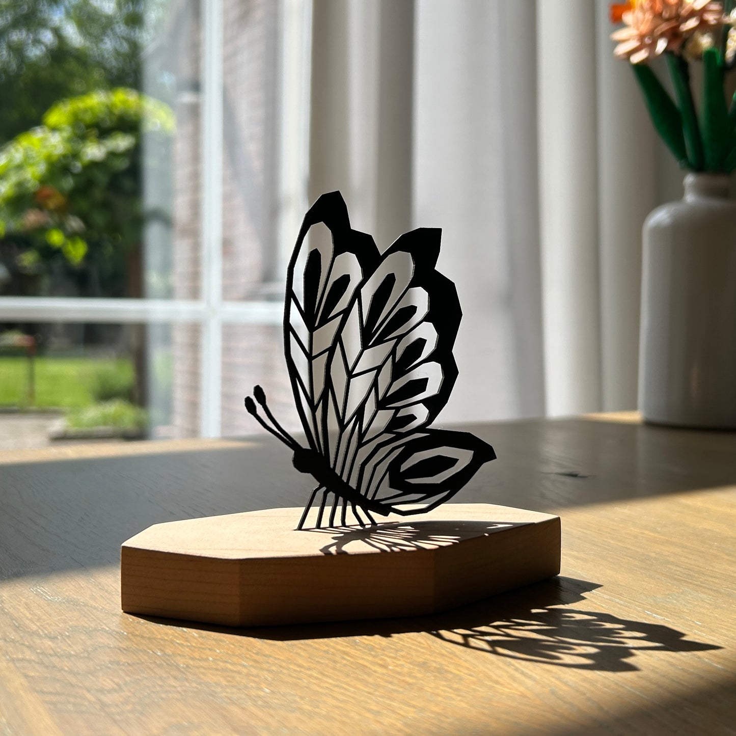 Vlinder in houten standaard