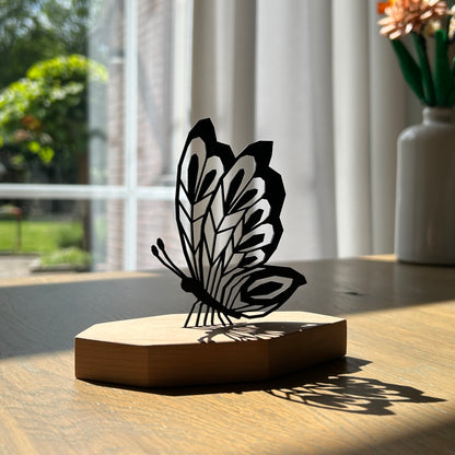 Vlinder in houten standaard