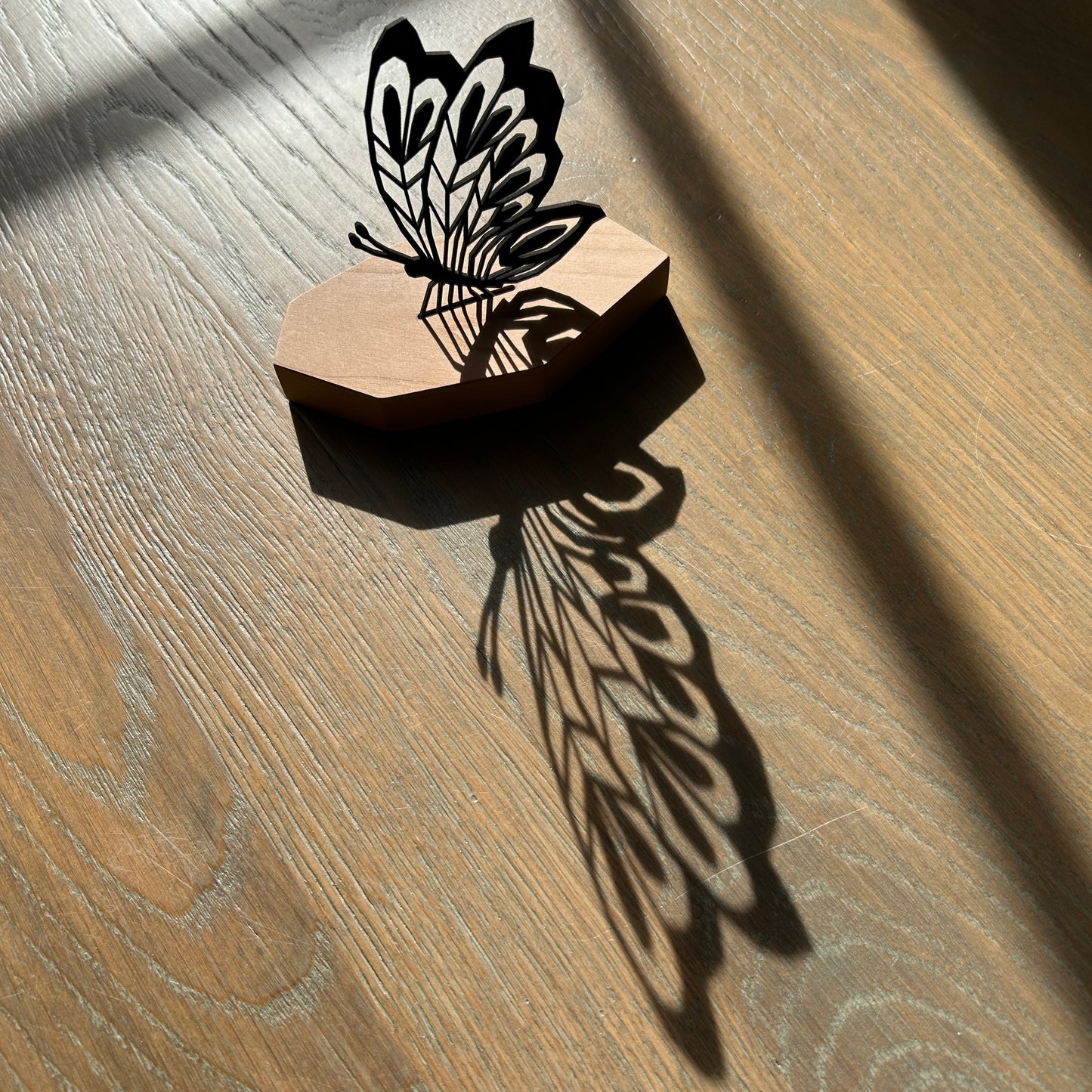 Vlinder in houten standaard