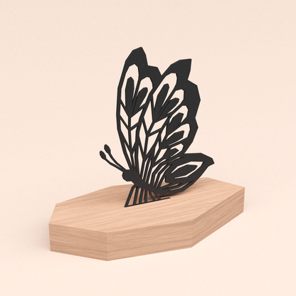 polygone design illustratie vlinder in kersenhouten standaard  