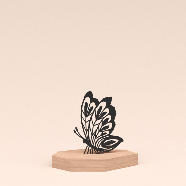 matzwarte design illustratie vlinder in houten standaard  