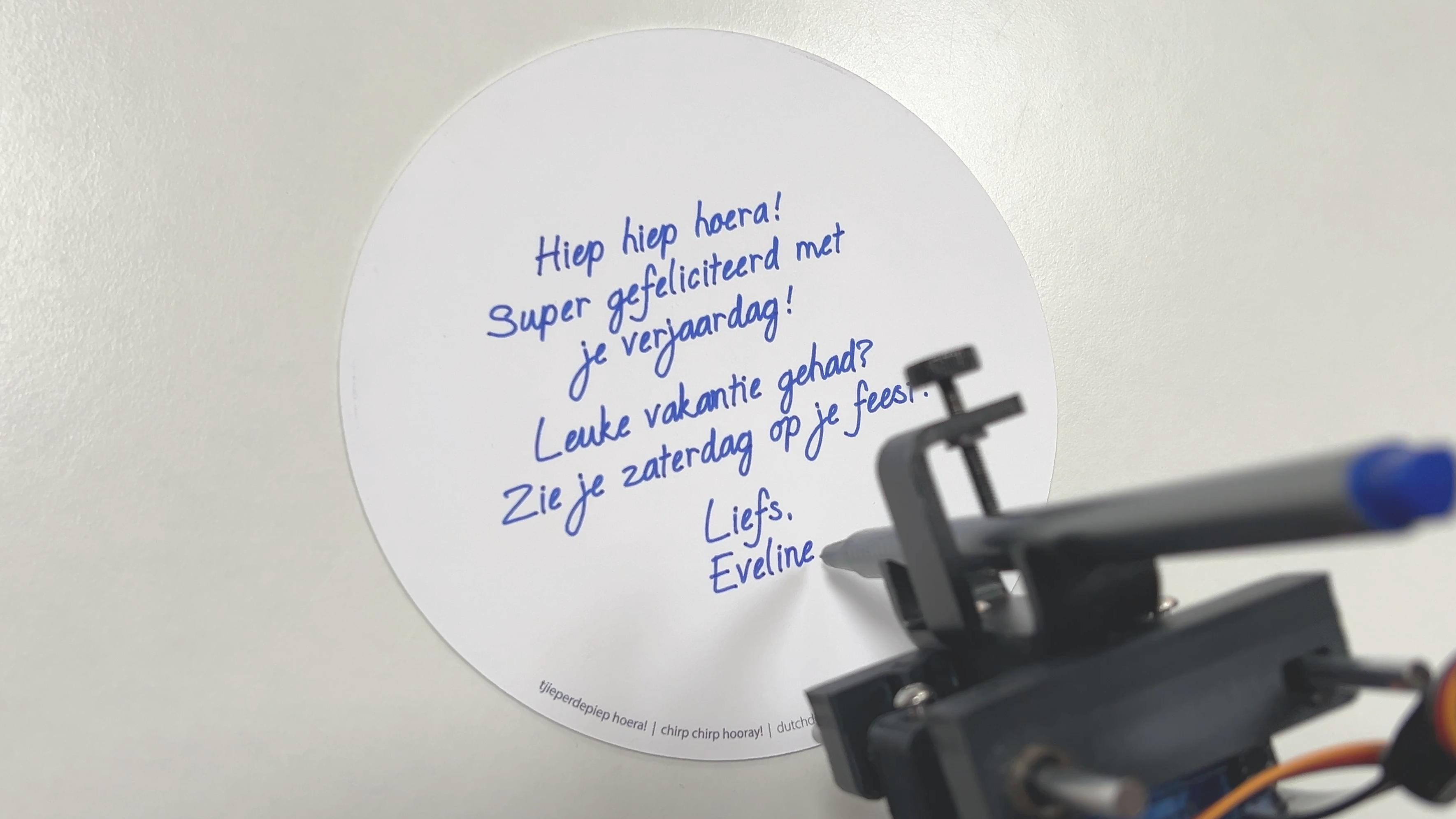 door penrobot geschreven persoonlijke verjaardagstekst op ronde kaart